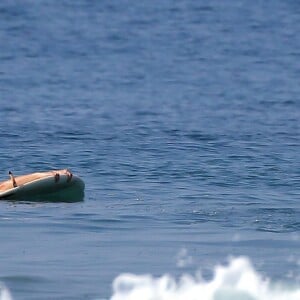 Exclusif - Gisèle Bundchen et Tom Brady continuent les cours de surf pendant leurs vacances au Costa Rica le 21 mars 2016.