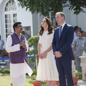 Le prince William, duc de Cambridge, et Kate Catherine Middleton, duchesse de Cambridge, visitent la maison Old Birla au musée Gandhi Smriti à New Delhi, avant d'aller se recueillir sur le mémorial de Mahatma Gandhi, à l'occasion de leur voyage en Inde. Le 11 avril 2016  The Duke and Duchess of Cambridge during a visit to the museum at the Old Birla House at Gandhi Smriti in New Dehli, India, the place where Mahatma Gandhi's life ended on 30 January 1948.11/04/2016 - New Delhi