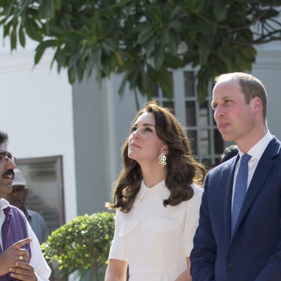 Le prince William, duc de Cambridge, et Kate Catherine Middleton, duchesse de Cambridge, visitent la maison Old Birla au musée Gandhi Smriti à New Delhi, avant d'aller se recueillir sur le mémorial de Mahatma Gandhi, à l'occasion de leur voyage en Inde. Le 11 avril 2016  The Duke and Duchess of Cambridge during a visit to the museum at the Old Birla House at Gandhi Smriti in New Dehli, India, the place where Mahatma Gandhi's life ended on 30 January 1948.11/04/2016 - New Delhi