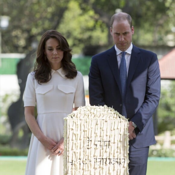 Le prince William, duc de Cambridge, et Kate Catherine Middleton, duchesse de Cambridge, visitent le musée Gandhi Smriti à New Delhi, avant d'aller se recueillir sur le mémorial de Mahatma Gandhi, à l'occasion de leur voyage en Inde. Le 11 avril 2016  The Duke and Duchess of Cambridge pay their respects at Gandhi Smriti in New Dehli, India, the place where Mahatma Gandhi's life ended on 30 January 1948.11/04/2016 - New Dehli