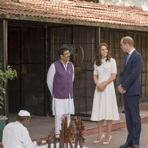 Le prince William, duc de Cambridge, et Kate Catherine Middleton, duchesse de Cambridge, visitent la maison Old Birla au musée Gandhi Smriti à New Delhi, avant d'aller se recueillir sur le mémorial de Mahatma Gandhi, à l'occasion de leur voyage en Inde. Le 11 avril 2016  The Duke and Duchess of Cambridge views a weaving exhibition during a visit to the museum at the Old Birla House at Gandhi Smriti in New Dehli, India, the place where Mahatma Gandhi's life ended on 30 January 1948.11/04/2016 - New Delhi