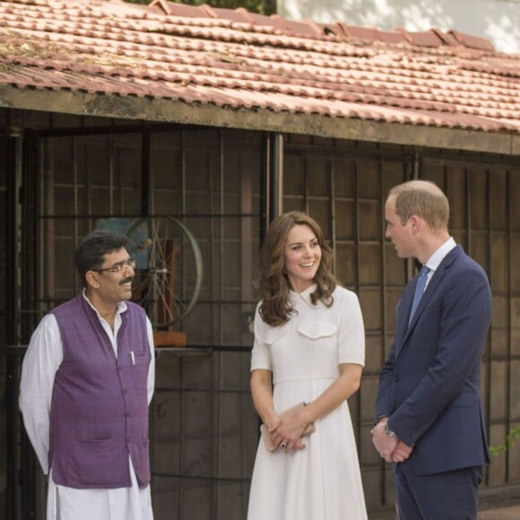 Le prince William, duc de Cambridge, et Kate Catherine Middleton, duchesse de Cambridge, visitent la maison Old Birla au musée Gandhi Smriti à New Delhi, avant d'aller se recueillir sur le mémorial de Mahatma Gandhi, à l'occasion de leur voyage en Inde. Le 11 avril 2016  The Duke and Duchess of Cambridge views a weaving exhibition during a visit to the museum at the Old Birla House at Gandhi Smriti in New Dehli, India, the place where Mahatma Gandhi's life ended on 30 January 1948.11/04/2016 - New Delhi