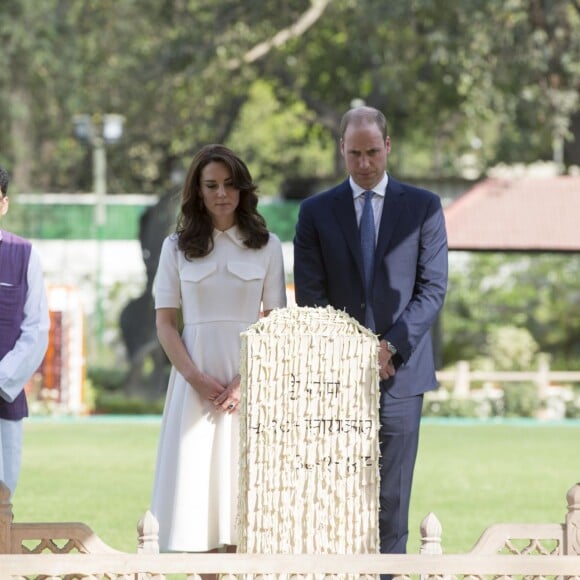 Le prince William, duc de Cambridge, et Kate Catherine Middleton, duchesse de Cambridge, visitent le musée Gandhi Smriti à New Delhi, avant d'aller se recueillir sur le mémorial de Mahatma Gandhi, à l'occasion de leur voyage en Inde. Le 11 avril 2016  The Duke and Duchess of Cambridge pay their respects at Gandhi Smriti in New Dehli, India, the place where Mahatma Gandhi's life ended on 30 January 1948.11/04/2016 - New Dehli