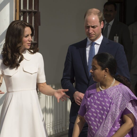 Le prince William, duc de Cambridge, et Kate Catherine Middleton, duchesse de Cambridge, visitent la maison Old Birla au musée Gandhi Smriti à New Delhi, avant d'aller se recueillir sur le mémorial de Mahatma Gandhi, à l'occasion de leur voyage en Inde. Le 11 avril 2016  The Duke and Duchess of Cambridge during a visit to the museum at the Old Birla House at Gandhi Smriti in New Dehli, India, the place where Mahatma Gandhi's life ended on 30 January 1948.11/04/2016 - New Delhi