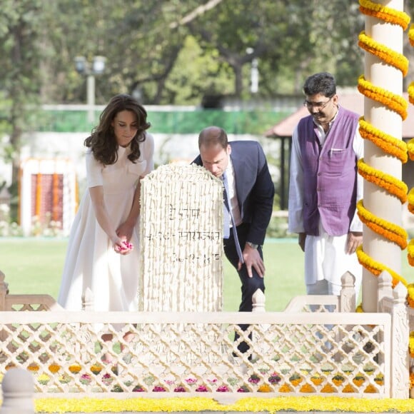 Le prince William, duc de Cambridge, et Kate Catherine Middleton, duchesse de Cambridge, visitent le musée Gandhi Smriti à New Delhi, avant d'aller se recueillir sur le mémorial de Mahatma Gandhi, à l'occasion de leur voyage en Inde. Le 11 avril 2016  The Duke and Duchess of Cambridge pay their respects at Gandhi Smriti in New Dehli, India, the place where Mahatma Gandhi's life ended on 30 January 1948.11/04/2016 - New Dehli