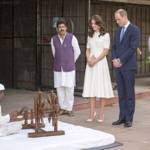 Le prince William, duc de Cambridge, et Kate Catherine Middleton, duchesse de Cambridge, visitent la maison Old Birla au musée Gandhi Smriti à New Delhi, avant d'aller se recueillir sur le mémorial de Mahatma Gandhi, à l'occasion de leur voyage en Inde. Le 11 avril 2016  The Duke and Duchess of Cambridge views a weaving exhibition during a visit to the museum at the Old Birla House at Gandhi Smriti in New Dehli, India, the place where Mahatma Gandhi's life ended on 30 January 1948.11/04/2016 - New Delhi