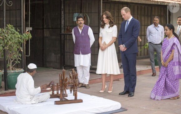 Le prince William, duc de Cambridge, et Kate Catherine Middleton, duchesse de Cambridge, visitent la maison Old Birla au musée Gandhi Smriti à New Delhi, avant d'aller se recueillir sur le mémorial de Mahatma Gandhi, à l'occasion de leur voyage en Inde. Le 11 avril 2016  The Duke and Duchess of Cambridge views a weaving exhibition during a visit to the museum at the Old Birla House at Gandhi Smriti in New Dehli, India, the place where Mahatma Gandhi's life ended on 30 January 1948.11/04/2016 - New Delhi