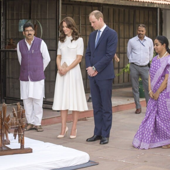 Le prince William, duc de Cambridge, et Kate Catherine Middleton, duchesse de Cambridge, visitent la maison Old Birla au musée Gandhi Smriti à New Delhi, avant d'aller se recueillir sur le mémorial de Mahatma Gandhi, à l'occasion de leur voyage en Inde. Le 11 avril 2016  The Duke and Duchess of Cambridge views a weaving exhibition during a visit to the museum at the Old Birla House at Gandhi Smriti in New Dehli, India, the place where Mahatma Gandhi's life ended on 30 January 1948.11/04/2016 - New Delhi