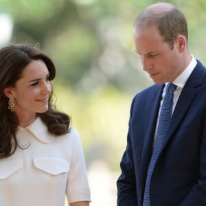 Le prince William, duc de Cambridge, et Kate Catherine Middleton, duchesse de Cambridge, visitent le musée Gandhi Smriti à New Delhi, avant d'aller se recueillir sur le mémorial de Mahatma Gandhi, à l'occasion de leur voyage en Inde. Le 11 avril 2016  The Duke and Duchess of Cambridge pay their respects at Gandhi Smriti in New Dehli, India, the place where Mahatma Gandhi's life ended on 30 January 1948.11/04/2016 - New Delhi