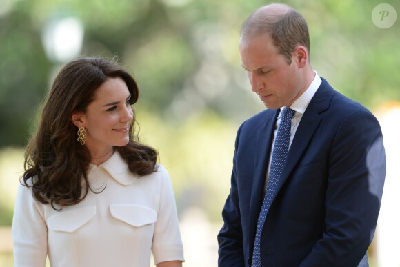 Le prince William, duc de Cambridge, et Kate Catherine Middleton, duchesse de Cambridge, visitent le musée Gandhi Smriti à New Delhi, avant d'aller se recueillir sur le mémorial de Mahatma Gandhi, à l'occasion de leur voyage en Inde. Le 11 avril 2016  The Duke and Duchess of Cambridge pay their respects at Gandhi Smriti in New Dehli, India, the place where Mahatma Gandhi's life ended on 30 January 1948.11/04/2016 - New Delhi