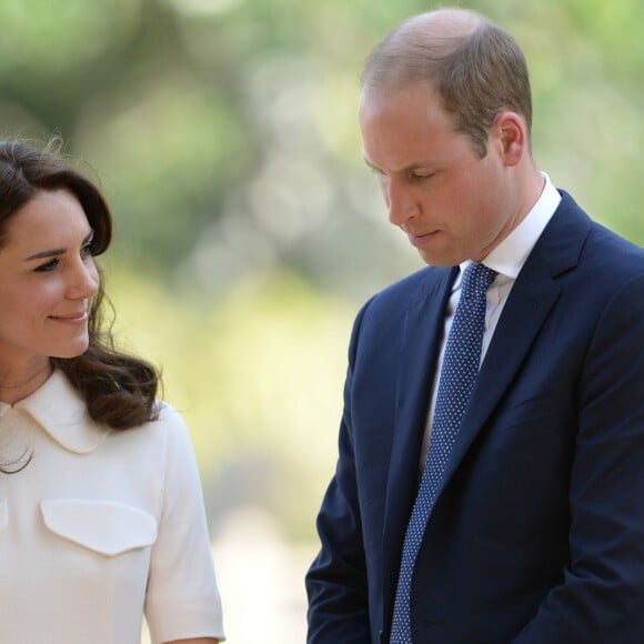 Le prince William, duc de Cambridge, et Kate Catherine Middleton, duchesse de Cambridge, visitent le musée Gandhi Smriti à New Delhi, avant d'aller se recueillir sur le mémorial de Mahatma Gandhi, à l'occasion de leur voyage en Inde. Le 11 avril 2016  The Duke and Duchess of Cambridge pay their respects at Gandhi Smriti in New Dehli, India, the place where Mahatma Gandhi's life ended on 30 January 1948.11/04/2016 - New Delhi