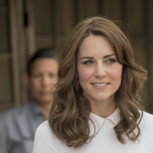 Le prince William, duc de Cambridge, et Kate Catherine Middleton, duchesse de Cambridge, visitent la maison Old Birla au musée Gandhi Smriti à New Delhi, avant d'aller se recueillir sur le mémorial de Mahatma Gandhi, à l'occasion de leur voyage en Inde. Le 11 avril 2016  The Duchess of Cambridge views a weaving exhibition during a visit to the museum at the Old Birla House at Gandhi Smriti in New Dehli, India, the place where Mahatma Gandhi's life ended on 30 January 1948.11/04/2016 - New Delhi