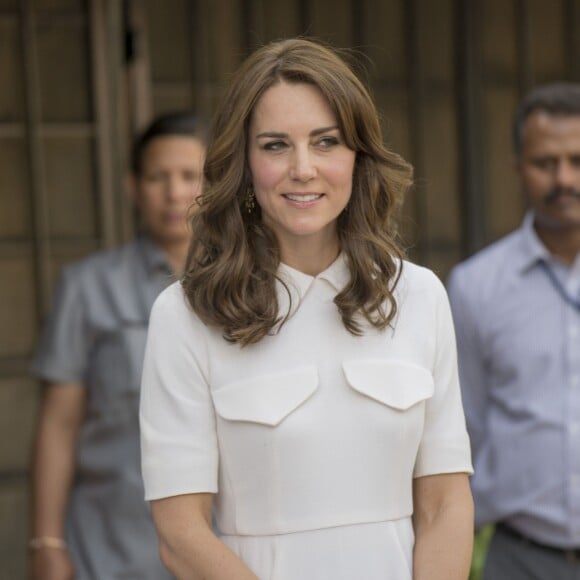 Le prince William, duc de Cambridge, et Kate Catherine Middleton, duchesse de Cambridge, visitent la maison Old Birla au musée Gandhi Smriti à New Delhi, avant d'aller se recueillir sur le mémorial de Mahatma Gandhi, à l'occasion de leur voyage en Inde. Le 11 avril 2016  The Duchess of Cambridge views a weaving exhibition during a visit to the museum at the Old Birla House at Gandhi Smriti in New Dehli, India, the place where Mahatma Gandhi's life ended on 30 January 1948.11/04/2016 - New Delhi