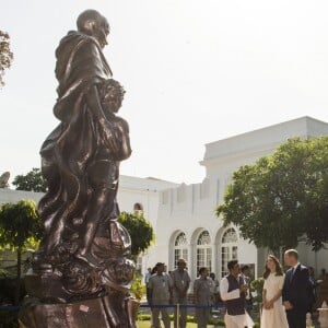 Le prince William, duc de Cambridge, et Kate Catherine Middleton, duchesse de Cambridge, visitent la maison Old Birla au musée Gandhi Smriti à New Delhi, avant d'aller se recueillir sur le mémorial de Mahatma Gandhi, à l'occasion de leur voyage en Inde. Le 11 avril 2016  The Duke and Duchess of Cambridge views the statue of Mahatma Gandhi during a visit to the museum at the Old Birla House at Gandhi Smriti in New Dehli, India, the place where Gandhi's life ended on 30 January 1948.11/04/2016 - New Delhi