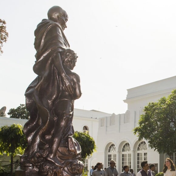 Le prince William, duc de Cambridge, et Kate Catherine Middleton, duchesse de Cambridge, visitent la maison Old Birla au musée Gandhi Smriti à New Delhi, avant d'aller se recueillir sur le mémorial de Mahatma Gandhi, à l'occasion de leur voyage en Inde. Le 11 avril 2016  The Duke and Duchess of Cambridge views the statue of Mahatma Gandhi during a visit to the museum at the Old Birla House at Gandhi Smriti in New Dehli, India, the place where Gandhi's life ended on 30 January 1948.11/04/2016 - New Delhi