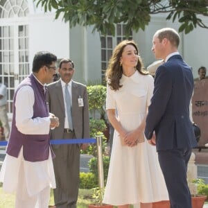 Le prince William, duc de Cambridge, et Kate Catherine Middleton, duchesse de Cambridge, visitent la maison Old Birla au musée Gandhi Smriti à New Delhi, avant d'aller se recueillir sur le mémorial de Mahatma Gandhi, à l'occasion de leur voyage en Inde. Le 11 avril 2016  The Duke and Duchess of Cambridge during a visit to the museum at the Old Birla House at Gandhi Smriti in New Dehli, India, the place where Mahatma Gandhi's life ended on 30 January 1948.11/04/2016 - New Delhi