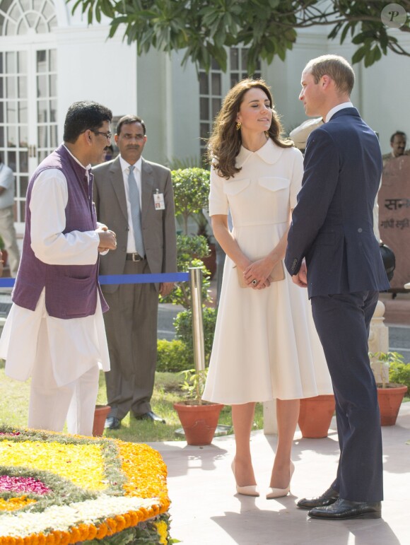 Le prince William, duc de Cambridge, et Kate Catherine Middleton, duchesse de Cambridge, visitent la maison Old Birla au musée Gandhi Smriti à New Delhi, avant d'aller se recueillir sur le mémorial de Mahatma Gandhi, à l'occasion de leur voyage en Inde. Le 11 avril 2016  The Duke and Duchess of Cambridge during a visit to the museum at the Old Birla House at Gandhi Smriti in New Dehli, India, the place where Mahatma Gandhi's life ended on 30 January 1948.11/04/2016 - New Delhi