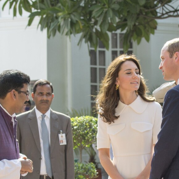 Le prince William, duc de Cambridge, et Kate Catherine Middleton, duchesse de Cambridge, visitent la maison Old Birla au musée Gandhi Smriti à New Delhi, avant d'aller se recueillir sur le mémorial de Mahatma Gandhi, à l'occasion de leur voyage en Inde. Le 11 avril 2016  The Duke and Duchess of Cambridge during a visit to the museum at the Old Birla House at Gandhi Smriti in New Dehli, India, the place where Mahatma Gandhi's life ended on 30 January 1948.11/04/2016 - New Delhi