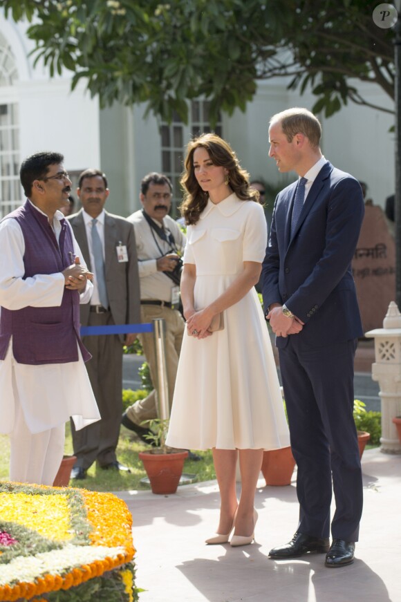 Le prince William, duc de Cambridge, et Kate Catherine Middleton, duchesse de Cambridge, visitent la maison Old Birla au musée Gandhi Smriti à New Delhi, avant d'aller se recueillir sur le mémorial de Mahatma Gandhi, à l'occasion de leur voyage en Inde. Le 11 avril 2016  The Duke and Duchess of Cambridge during a visit to the museum at the Old Birla House at Gandhi Smriti in New Dehli, India, the place where Mahatma Gandhi's life ended on 30 January 1948.11/04/2016 - New Delhi