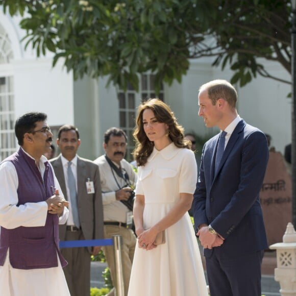 Le prince William, duc de Cambridge, et Kate Catherine Middleton, duchesse de Cambridge, visitent la maison Old Birla au musée Gandhi Smriti à New Delhi, avant d'aller se recueillir sur le mémorial de Mahatma Gandhi, à l'occasion de leur voyage en Inde. Le 11 avril 2016  The Duke and Duchess of Cambridge during a visit to the museum at the Old Birla House at Gandhi Smriti in New Dehli, India, the place where Mahatma Gandhi's life ended on 30 January 1948.11/04/2016 - New Delhi