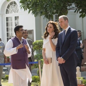 Le prince William, duc de Cambridge, et Kate Catherine Middleton, duchesse de Cambridge, visitent la maison Old Birla au musée Gandhi Smriti à New Delhi, avant d'aller se recueillir sur le mémorial de Mahatma Gandhi, à l'occasion de leur voyage en Inde. Le 11 avril 2016  The Duke and Duchess of Cambridge during a visit to the museum at the Old Birla House at Gandhi Smriti in New Dehli, India, the place where Mahatma Gandhi's life ended on 30 January 1948.11/04/2016 - New Delhi