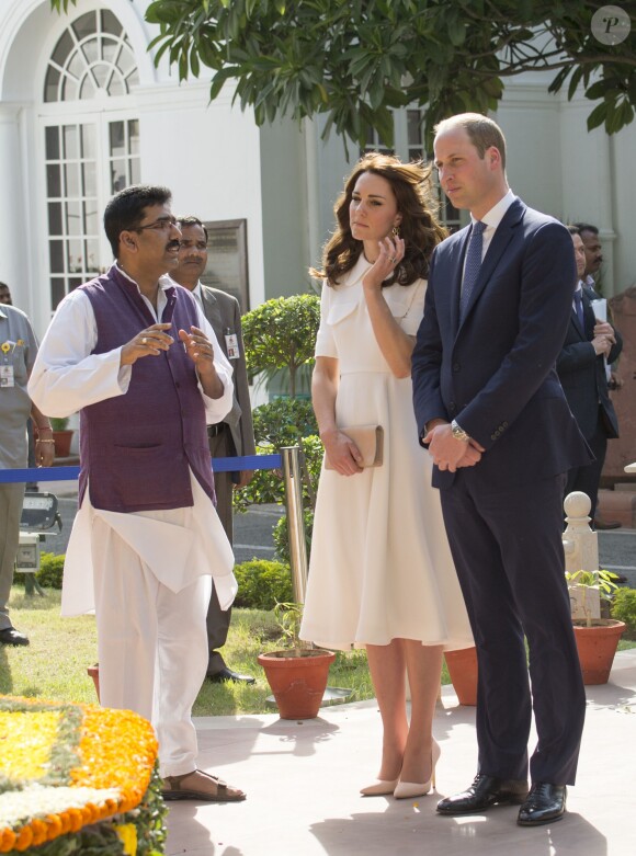 Le prince William, duc de Cambridge, et Kate Catherine Middleton, duchesse de Cambridge, visitent la maison Old Birla au musée Gandhi Smriti à New Delhi, avant d'aller se recueillir sur le mémorial de Mahatma Gandhi, à l'occasion de leur voyage en Inde. Le 11 avril 2016  The Duke and Duchess of Cambridge during a visit to the museum at the Old Birla House at Gandhi Smriti in New Dehli, India, the place where Mahatma Gandhi's life ended on 30 January 1948.11/04/2016 - New Delhi