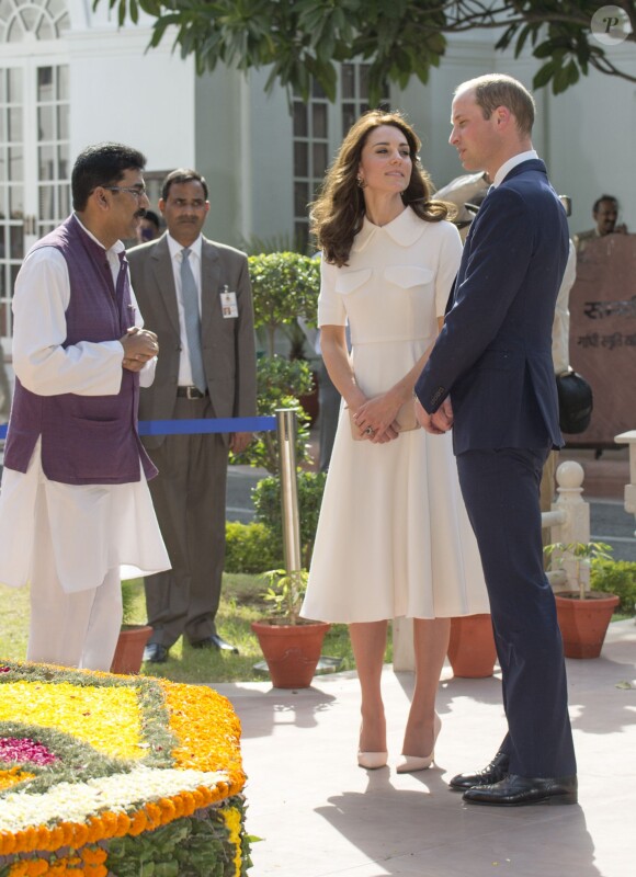 Le prince William, duc de Cambridge, et Kate Catherine Middleton, duchesse de Cambridge, visitent la maison Old Birla au musée Gandhi Smriti à New Delhi, avant d'aller se recueillir sur le mémorial de Mahatma Gandhi, à l'occasion de leur voyage en Inde. Le 11 avril 2016  The Duke and Duchess of Cambridge during a visit to the museum at the Old Birla House at Gandhi Smriti in New Dehli, India, the place where Mahatma Gandhi's life ended on 30 January 1948.11/04/2016 - New Delhi
