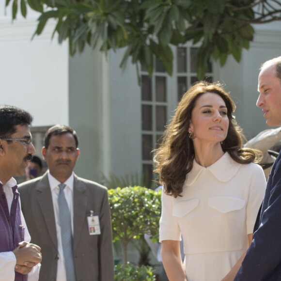 Le prince William, duc de Cambridge, et Kate Catherine Middleton, duchesse de Cambridge, visitent la maison Old Birla au musée Gandhi Smriti à New Delhi, avant d'aller se recueillir sur le mémorial de Mahatma Gandhi, à l'occasion de leur voyage en Inde. Le 11 avril 2016  The Duke and Duchess of Cambridge during a visit to the museum at the Old Birla House at Gandhi Smriti in New Dehli, India, the place where Mahatma Gandhi's life ended on 30 January 1948.11/04/2016 - New Delhi