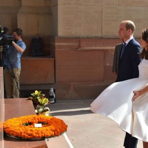 Le prince William, duc de Cambridge, et Kate Catherine Middleton, duchesse de Cambridge, déposent une couronne de fleurs devant le monument aux mort "Porte de l'Inde" à New Delhi, pour rendre hommage aux soldats des régiments indiens qui ont servis lors de la Première Guerre Mondiale, à l'occasion de leur voyage en Inde. Le 11 avril 2016  The Duke and Duchess of Cambridge lay a wreath at India Gate in New Dehli, India, to honour the soldiers from Indian regiments who served in World War I.11/04/2016 - New Delhi