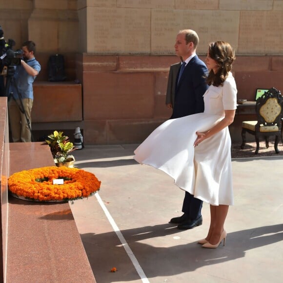 Le prince William, duc de Cambridge, et Kate Catherine Middleton, duchesse de Cambridge, déposent une couronne de fleurs devant le monument aux mort "Porte de l'Inde" à New Delhi, pour rendre hommage aux soldats des régiments indiens qui ont servis lors de la Première Guerre Mondiale, à l'occasion de leur voyage en Inde. Le 11 avril 2016  The Duke and Duchess of Cambridge lay a wreath at India Gate in New Dehli, India, to honour the soldiers from Indian regiments who served in World War I.11/04/2016 - New Delhi