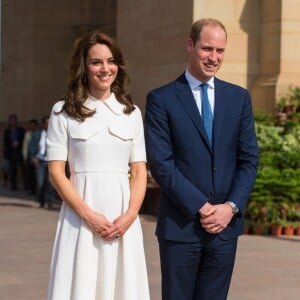 Le prince William, duc de Cambridge, et Kate Catherine Middleton, duchesse de Cambridge, déposent une couronne de fleurs devant le monument aux mort "Porte de l'Inde" à New Delhi, pour rendre hommage aux soldats des régiments indiens qui ont servis lors de la Première Guerre Mondiale, à l'occasion de leur voyage en Inde. Le 11 avril 2016  The Duke and Duchess of Cambridge after laying wreath at the India Gate, in New Delhi, India, to honour the soldiers from Indian regiments who served in World War I on the second day of their tour of the area.11/04/2016 - New Dehli