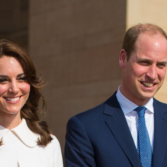 Le prince William, duc de Cambridge, et Kate Catherine Middleton, duchesse de Cambridge, déposent une couronne de fleurs devant le monument aux mort "Porte de l'Inde" à New Delhi, pour rendre hommage aux soldats des régiments indiens qui ont servis lors de la Première Guerre Mondiale, à l'occasion de leur voyage en Inde. Le 11 avril 2016  The Duke and Duchess of Cambridge after laying wreath at the India Gate, in New Delhi, India, to honour the soldiers from Indian regiments who served in World War I on the second day of their tour of the area.11/04/2016 - New Dehli
