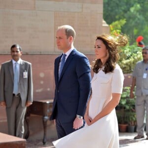 Le prince William, duc de Cambridge, et Kate Catherine Middleton, duchesse de Cambridge, déposent une couronne de fleurs devant le monument aux mort "Porte de l'Inde" à New Delhi, pour rendre hommage aux soldats des régiments indiens qui ont servis lors de la Première Guerre Mondiale, à l'occasion de leur voyage en Inde. Le 11 avril 2016  The Duke and Duchess of Cambridge lay a wreath at India Gate in New Dehli, India, to honour the soldiers from Indian regiments who served in World War I.11/04/2016 - New Delhi