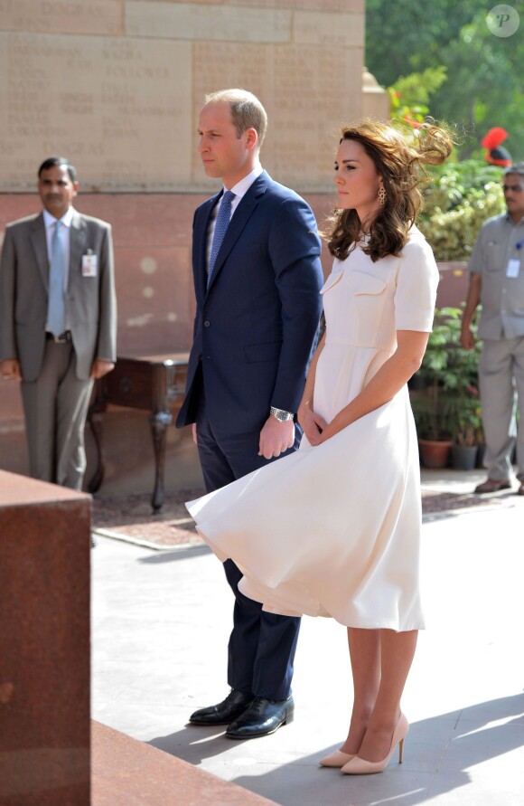 Le prince William, duc de Cambridge, et Kate Catherine Middleton, duchesse de Cambridge, déposent une couronne de fleurs devant le monument aux mort "Porte de l'Inde" à New Delhi, pour rendre hommage aux soldats des régiments indiens qui ont servis lors de la Première Guerre Mondiale, à l'occasion de leur voyage en Inde. Le 11 avril 2016  The Duke and Duchess of Cambridge lay a wreath at India Gate in New Dehli, India, to honour the soldiers from Indian regiments who served in World War I.11/04/2016 - New Delhi
