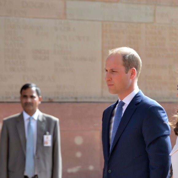 Le prince William, duc de Cambridge, et Kate Catherine Middleton, duchesse de Cambridge, déposent une couronne de fleurs devant le monument aux mort "Porte de l'Inde" à New Delhi, pour rendre hommage aux soldats des régiments indiens qui ont servis lors de la Première Guerre Mondiale, à l'occasion de leur voyage en Inde. Le 11 avril 2016  The Duke and Duchess of Cambridge lay a wreath at India Gate in New Dehli, India, to honour the soldiers from Indian regiments who served in World War I.11/04/2016 - New Delhi