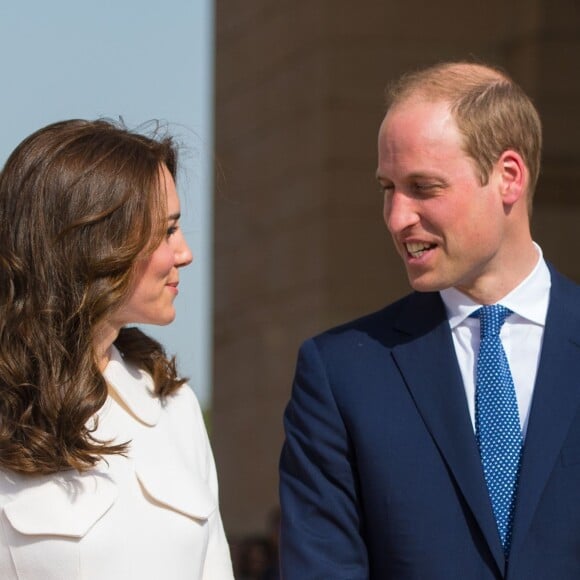 Le prince William, duc de Cambridge, et Kate Catherine Middleton, duchesse de Cambridge, déposent une couronne de fleurs devant le monument aux mort "Porte de l'Inde" à New Delhi, pour rendre hommage aux soldats des régiments indiens qui ont servis lors de la Première Guerre Mondiale, à l'occasion de leur voyage en Inde. Le 11 avril 2016  The Duke and Duchess of Cambridge after laying wreath at the India Gate, in New Delhi, India, to honour the soldiers from Indian regiments who served in World War I on the second day of their tour of the area.11/04/2016 - New Dehli