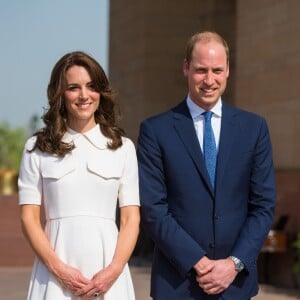 Le prince William, duc de Cambridge, et Kate Catherine Middleton, duchesse de Cambridge, déposent une couronne de fleurs devant le monument aux mort "Porte de l'Inde" à New Delhi, pour rendre hommage aux soldats des régiments indiens qui ont servis lors de la Première Guerre Mondiale, à l'occasion de leur voyage en Inde. Le 11 avril 2016  The Duke and Duchess of Cambridge after laying wreath at the India Gate, in New Delhi, India, to honour the soldiers from Indian regiments who served in World War I on the second day of their tour of the area.11/04/2016 - New Dehli