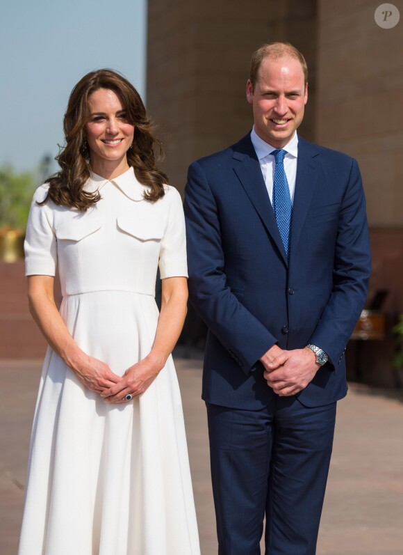 Le prince William, duc de Cambridge, et Kate Catherine Middleton, duchesse de Cambridge, déposent une couronne de fleurs devant le monument aux mort "Porte de l'Inde" à New Delhi, pour rendre hommage aux soldats des régiments indiens qui ont servis lors de la Première Guerre Mondiale, à l'occasion de leur voyage en Inde. Le 11 avril 2016  The Duke and Duchess of Cambridge after laying wreath at the India Gate, in New Delhi, India, to honour the soldiers from Indian regiments who served in World War I on the second day of their tour of the area.11/04/2016 - New Dehli