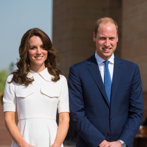 Le prince William, duc de Cambridge, et Kate Catherine Middleton, duchesse de Cambridge, déposent une couronne de fleurs devant le monument aux mort "Porte de l'Inde" à New Delhi, pour rendre hommage aux soldats des régiments indiens qui ont servis lors de la Première Guerre Mondiale, à l'occasion de leur voyage en Inde. Le 11 avril 2016  The Duke and Duchess of Cambridge after laying wreath at the India Gate, in New Delhi, India, to honour the soldiers from Indian regiments who served in World War I on the second day of their tour of the area.11/04/2016 - New Dehli