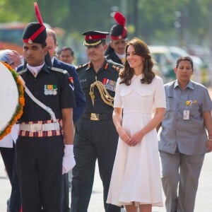 Le prince William, duc de Cambridge, et Kate Catherine Middleton, duchesse de Cambridge, déposent une couronne de fleurs devant le monument aux mort "Porte de l'Inde" à New Delhi, pour rendre hommage aux soldats des régiments indiens qui ont servis lors de la Première Guerre Mondiale, à l'occasion de leur voyage en Inde. Le 11 avril 2016  The Duke (obscured) and Duchess of Cambridge prepare to lay a wreath at the India Gate, in New Delhi, India, to honour the soldiers from Indian regiments who served in World War I.11/04/2016 - New Dehli