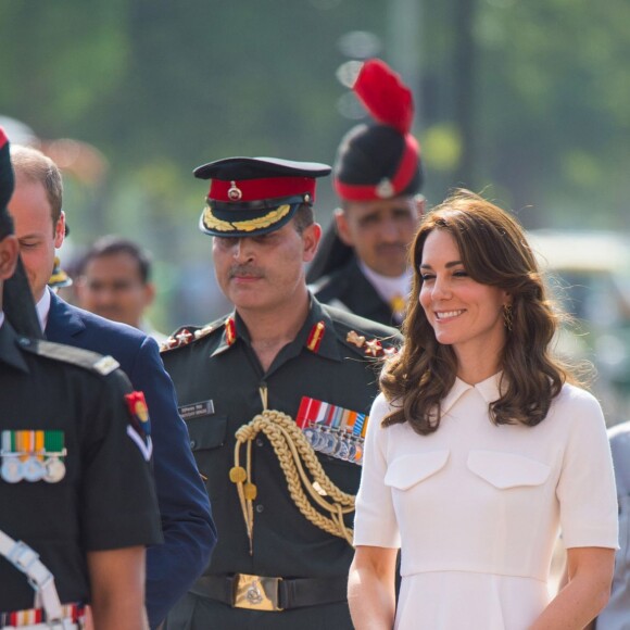 Le prince William, duc de Cambridge, et Kate Catherine Middleton, duchesse de Cambridge, déposent une couronne de fleurs devant le monument aux mort "Porte de l'Inde" à New Delhi, pour rendre hommage aux soldats des régiments indiens qui ont servis lors de la Première Guerre Mondiale, à l'occasion de leur voyage en Inde. Le 11 avril 2016  The Duke (obscured) and Duchess of Cambridge prepare to lay a wreath at the India Gate, in New Delhi, India, to honour the soldiers from Indian regiments who served in World War I.11/04/2016 - New Dehli