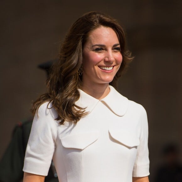 Le prince William, duc de Cambridge, et Kate Catherine Middleton, duchesse de Cambridge, déposent une couronne de fleurs devant le monument aux mort "Porte de l'Inde" à New Delhi, pour rendre hommage aux soldats des régiments indiens qui ont servis lors de la Première Guerre Mondiale, à l'occasion de leur voyage en Inde. Le 11 avril 2016  The Duchess of Cambridge after laying wreath at the India Gate, in New Delhi, India, to honour the soldiers from Indian regiments who served in World War I on the second day of her tour of the area.11/04/2016 - New Dehli