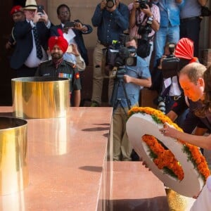 Le prince William, duc de Cambridge, et Kate Catherine Middleton, duchesse de Cambridge, déposent une couronne de fleurs devant le monument aux mort "Porte de l'Inde" à New Delhi, pour rendre hommage aux soldats des régiments indiens qui ont servis lors de la Première Guerre Mondiale, à l'occasion de leur voyage en Inde. Le 11 avril 2016  The Duke and Duchess of Cambridge lay a wreath at India Gate in New Dehli, India, to honour the soldiers from Indian regiments who served in World War I.11/04/2016 - New Dehli