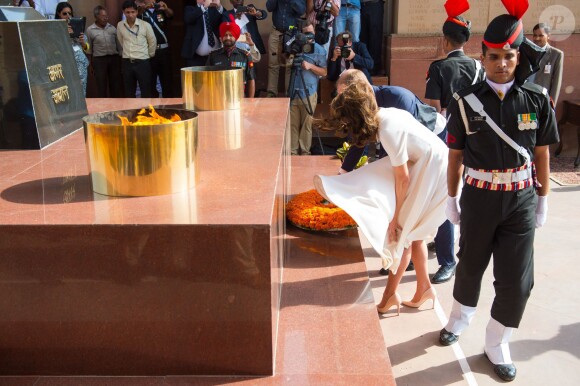 Le prince William, duc de Cambridge, et Kate Catherine Middleton, duchesse de Cambridge, déposent une couronne de fleurs devant le monument aux mort "Porte de l'Inde" à New Delhi, pour rendre hommage aux soldats des régiments indiens qui ont servis lors de la Première Guerre Mondiale, à l'occasion de leur voyage en Inde. Le 11 avril 2016  The Duke and Duchess of Cambridge lay a wreath at India Gate in New Dehli, India, to honour the soldiers from Indian regiments who served in World War I.11/04/2016 - New Dehli