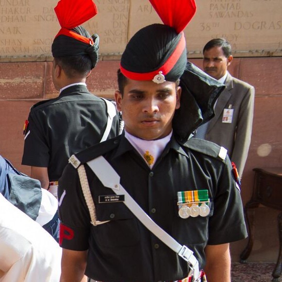 Le prince William, duc de Cambridge, et Kate Catherine Middleton, duchesse de Cambridge, déposent une couronne de fleurs devant le monument aux mort "Porte de l'Inde" à New Delhi, pour rendre hommage aux soldats des régiments indiens qui ont servis lors de la Première Guerre Mondiale, à l'occasion de leur voyage en Inde. Le 11 avril 2016  The Duke and Duchess of Cambridge lay a wreath at India Gate in New Dehli, India, to honour the soldiers from Indian regiments who served in World War I.11/04/2016 - New Dehli