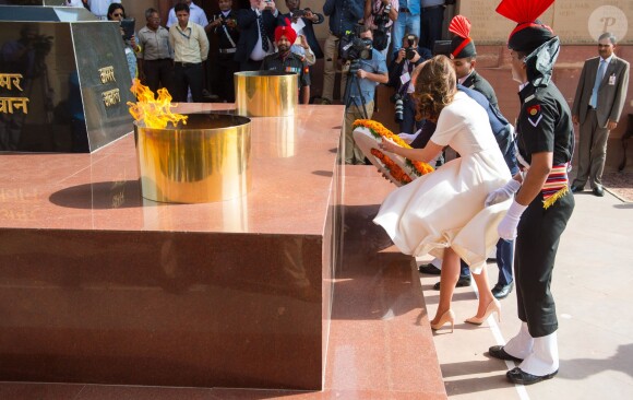 Le prince William, duc de Cambridge, et Kate Catherine Middleton, duchesse de Cambridge, déposent une couronne de fleurs devant le monument aux mort "Porte de l'Inde" à New Delhi, pour rendre hommage aux soldats des régiments indiens qui ont servis lors de la Première Guerre Mondiale, à l'occasion de leur voyage en Inde. Le 11 avril 2016  The Duke and Duchess of Cambridge lay a wreath at India Gate in New Dehli, India, to honour the soldiers from Indian regiments who served in World War I.11/04/2016 - New Dehli