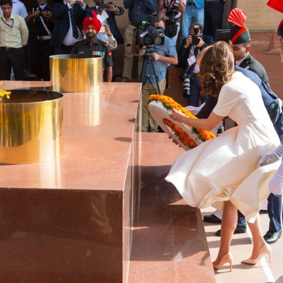 Le prince William, duc de Cambridge, et Kate Catherine Middleton, duchesse de Cambridge, déposent une couronne de fleurs devant le monument aux mort "Porte de l'Inde" à New Delhi, pour rendre hommage aux soldats des régiments indiens qui ont servis lors de la Première Guerre Mondiale, à l'occasion de leur voyage en Inde. Le 11 avril 2016  The Duke and Duchess of Cambridge lay a wreath at India Gate in New Dehli, India, to honour the soldiers from Indian regiments who served in World War I.11/04/2016 - New Dehli