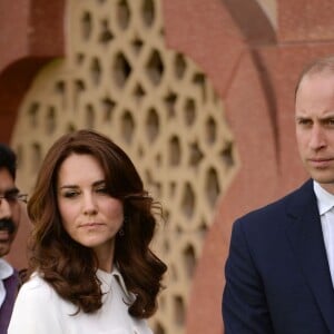 Le prince William, duc de Cambridge, et Kate Catherine Middleton, duchesse de Cambridge, déposent une couronne de fleurs devant le monument aux mort "Porte de l'Inde" à New Delhi, pour rendre hommage aux soldats des régiments indiens qui ont servis lors de la Première Guerre Mondiale, à l'occasion de leur voyage en Inde. Le 11 avril 2016  The Duke and Duchess of Cambridge lay a wreath at India Gate in New Dehli, India, to honour the soldiers from Indian regiments who served in World War I.11/04/2016 - New Dehli