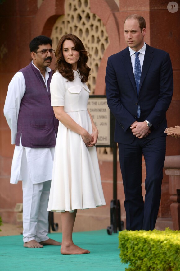 Le prince William, duc de Cambridge, et Kate Catherine Middleton, duchesse de Cambridge, déposent une couronne de fleurs devant le monument aux mort "Porte de l'Inde" à New Delhi, pour rendre hommage aux soldats des régiments indiens qui ont servis lors de la Première Guerre Mondiale, à l'occasion de leur voyage en Inde. Le 11 avril 2016  The Duke and Duchess of Cambridge lay a wreath at India Gate in New Dehli, India, to honour the soldiers from Indian regiments who served in World War I.11/04/2016 - New Dehli