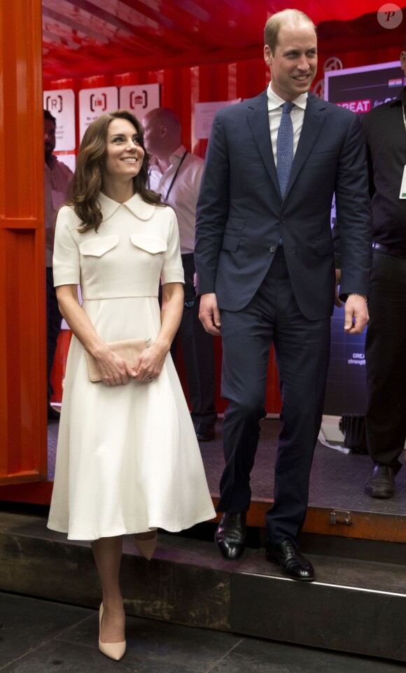 Le prince William et Catherine Kate Middleton, la duchesse de Cambridge rencontrent des jeunes entrepreneurs lors d'un évènement dans le bar/restaurant "The Social" à Bombay, le 11 avril 2016, lors du 2ème jour de leur visite en Inde.  The Duke and Duchess of Cambridge meet young entrepreneurs at a UK Government Great campaign event at a bar, restaurant and collaborative workspace called The Social in Mumbai, India. 11/04/201611/04/2016 - Bombay